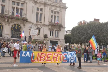 Une centaine de manifestants anti-pass sanitaire à Vichy (Allier) en attendant une possible manifestation nationale