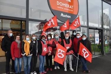 Des salariés de l'hypermarché Auchan de Domérat (Allier) en grève pour les salaires et leurs conditions de travail