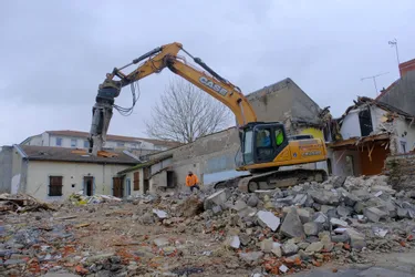 Comment sont démolies les maisons du boulevard Denière à Vichy (Allier) ?