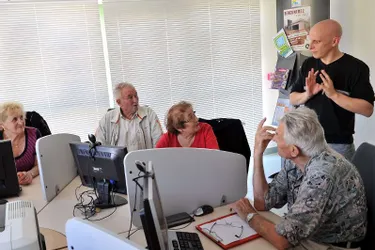 Dans le cadre de la semaine bleue, les retraités ont participé à des ateliers informatique