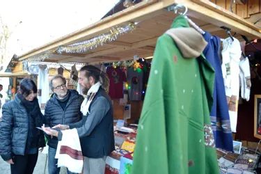 Le globe-trotter Alban Bourassin vend des textiles et des cosmétiques himalayen à Moulins