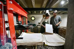 Ces Creusois sont parmi les derniers en France à fabriquer leur papier à la main