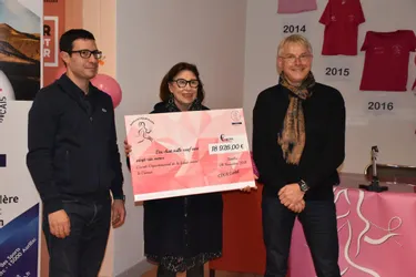 Les organisateurs d'Aurillac pour Elles (Cantal) remettent plus de 18.000 € à la Ligue contre le cancer