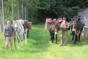 La commune a reçu la visite d’un duo singulier qui voyage à cheval et à dos de mules