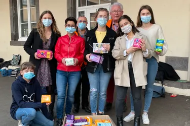 Des terminales du collège-lycée Massillon à Clermont-Ferrand remettent plus de 1.000 produits d'hygiène à l'épicerie solidaire de la Banque Alimentaire