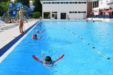 Pendant l’été, plusieurs piscines proposent des cours de natation qui leur sont réservés