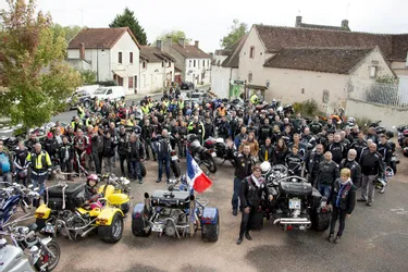 150 motos réunies sur la place du village