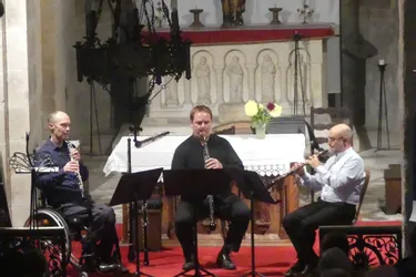 Le trio de hautbois joue Mozart et ACDC