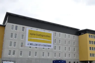 "Le meilleur est à construire" : une banderole qui ne passe pas inaperçue, sur la nouvelle prison de Riom