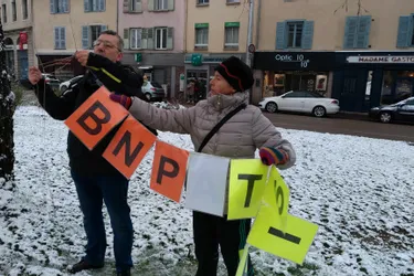 Attac 87 soutient une «faucheuse de chaise» devant la BNP à Limoges