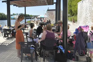 Entre le centre-ville et les bords d’Allier, les terrasses des cafés sont nombreuses et variées