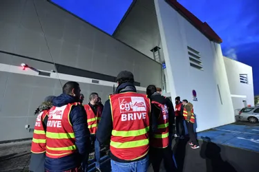 Des syndicalistes de la CGT bloquent le centre des finances publiques à Brive