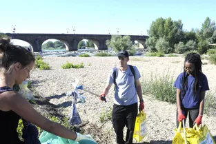 Un groupe de six adolescents a débuté le nettoyage des berges de l’Allier