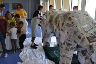 Un atelier artistique a eu lieu à l’Ehpad Chantemerle pour restaurer une statue de rhinocéros