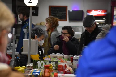 Ambiance pré-apocalyptique dans les supermarchés à Tulle, "nous aussi on est en première ligne", raconte une caissière