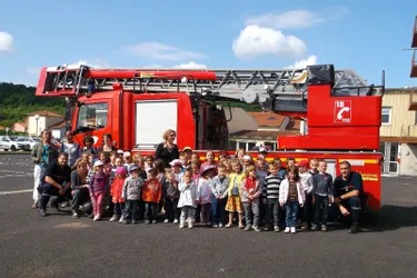 La visite des enfants chez les pompiers