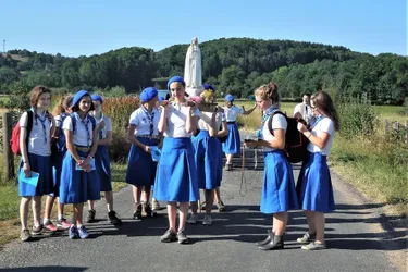 Des scoutes bretonnes en procession