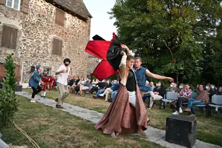 Tempête, la pièce de Shakespeare, donnée dans les jardins du château à Anglards-de-Salers (Cantal)