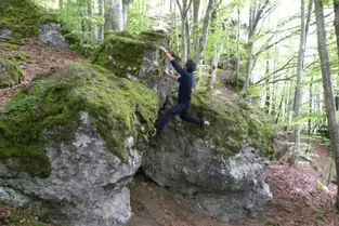 Un nouveau site de blocs d’escalade en pleine nature à Velzic