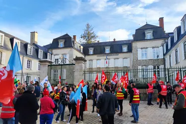 Mobilisation devant la préfecture de la Creuse après l'annonce de l'adoption sans vote de la réforme des retraites