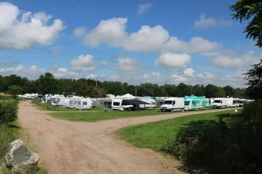 Le maire de Désertines (Allier) déplore l'installation illégale de 250 caravanes sur sa commune