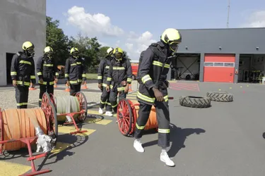 Les basketteurs de Vichy-Clermont enfilent la tenue de sapeur-pompier à Saint-Pourçain-sur-Sioule (Allier)