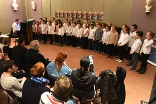 31 choristes en herbe chantent au musée
