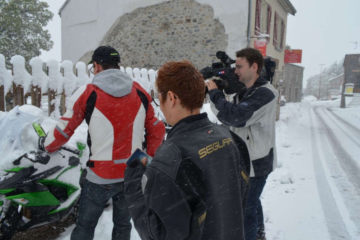 Les 18 motards bloqu&eacute;s aux Estables seront h&eacute;berg&eacute;s, TF1 en Haute-Loire pour le 13 heures