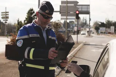 Pour veiller au respect des mesures de confinement, la police de Montluçon (Allier) multiplie les contrôles
