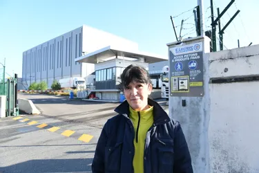 Après avoir vécu deux fermetures d’usine, Corinne Mazelier a décroché, à 57 ans, un CDI à la SCA Centre, à Yzeure (Allier)