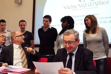 Neuf premiers contrats signés hier à Vichy Val d’Allier