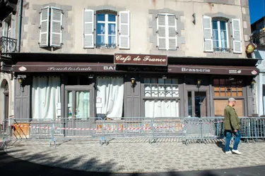 La vitrine du France, à Aurillac, vandalisée, l'établissement reste fermé