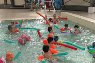 Séance piscine pour les grandes sections de l’école maternelle Jules-Ferry
