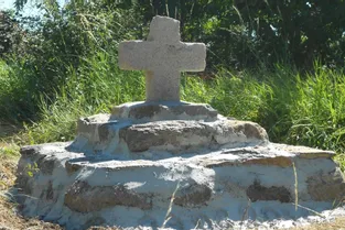 La croix de Laveissière retrouve sa place