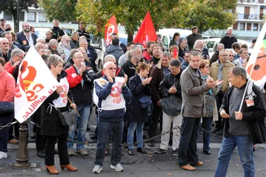 200 à 300 personnes ont manifesté devant la préfecture du Cantal