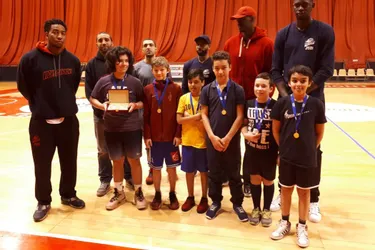 Un trophée pour les jeunes basketteurs