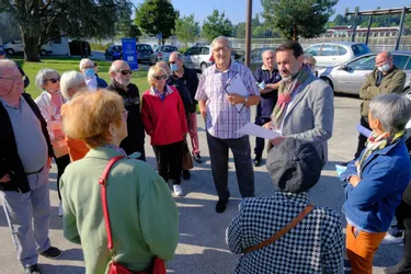 Des questions sur le projet de Vichy lac lors de la visite du quartier des Ailes-Port de Charmeil (Allier)