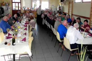 52 convives réunis au repas des anciens