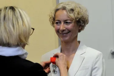 La médaille de chevalier remise à Françoise Peyrard