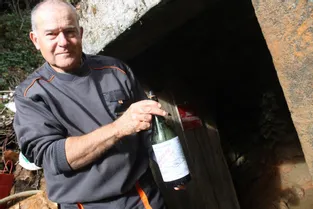 Légèrement gazeuse, avec un goût ferrugineux : la longue renaissance de la source de la Jarpe, à Grandrif (Puy-de-Dôme)