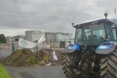 Les agriculteurs poursuivent le blocage du dépôt Total de Cournon d'Auvergne