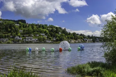 Treize boules de plastiques posées sur le lac Chambon : on vous explique pourquoi