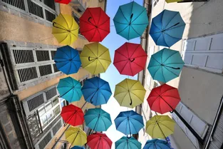 Il y aura bien des parapluies suspendus dans le ciel d'Aurillac cet été