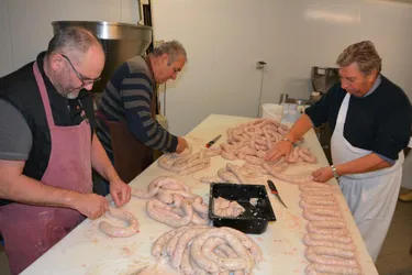 450 kg de saucisse de choux préparés pour le 11 novembre à Arconsat (Puy-de-Dôme)