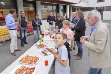 Les repas de la cantine expliqués par le menu aux parents d'élèves des écoles d'Aigueperse (Puy-de-Dôme)