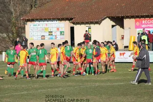 Les rugbymen face au mur de Lacapelle
