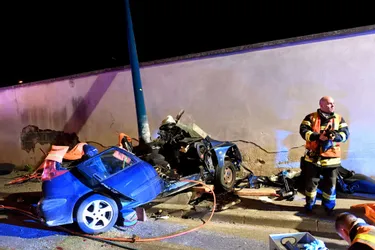 La voiture s'encastre dans un lampadaire à Clermont-Ferrand : deux blessés