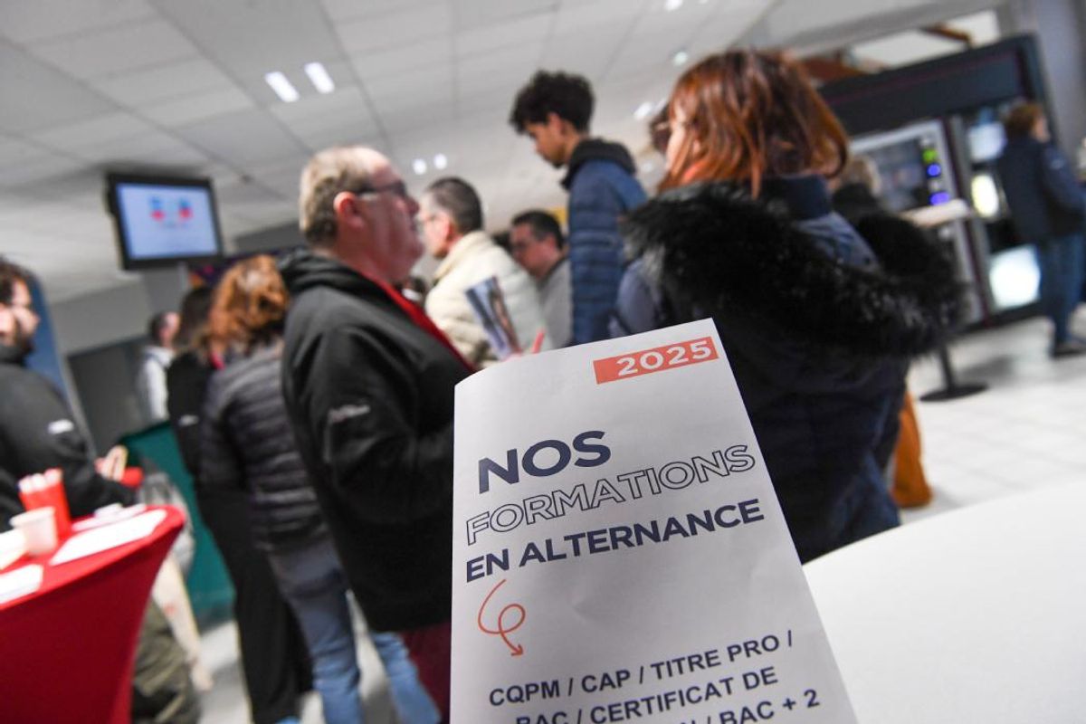 Baisse des aides publiques, entreprises frileuses, goulet d’étranglement dans les filières tertiaires : à l’automne 2025, l’accès à l’alternance s’est singulièrement refermé.