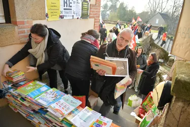 Mobilisation des enseignants et des personnels administratifs de l'Education nationale devant la direction académique à Yzeure (Allier)