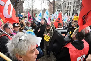 Les enseignants manifestent devant le rectorat de Clermont-Ferrand pour soutenir leurs collègues menacés de poursuites et sanctions
